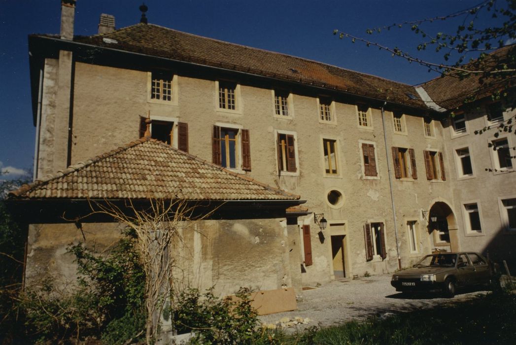 Château : Cour, aile ouest, façade est, vue générale