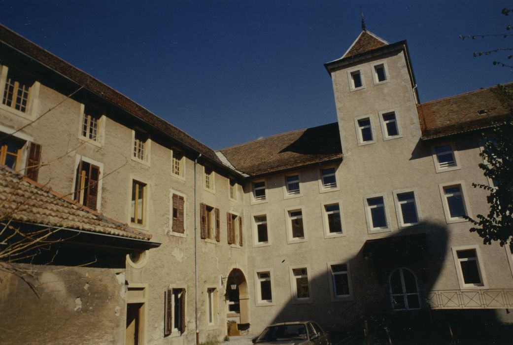 Château : Cour, ailes ouest et nord, façades sud et est, vue partielle