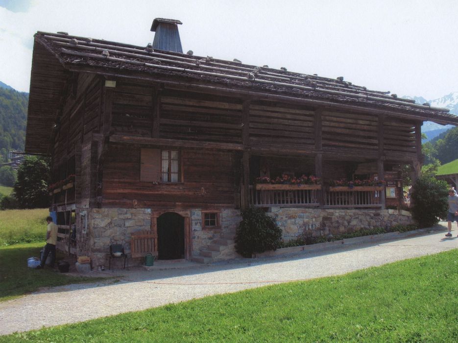 ""Ferme dite " maison du patrimoine bornandin "" : Façade latérale ouest, vue générale"