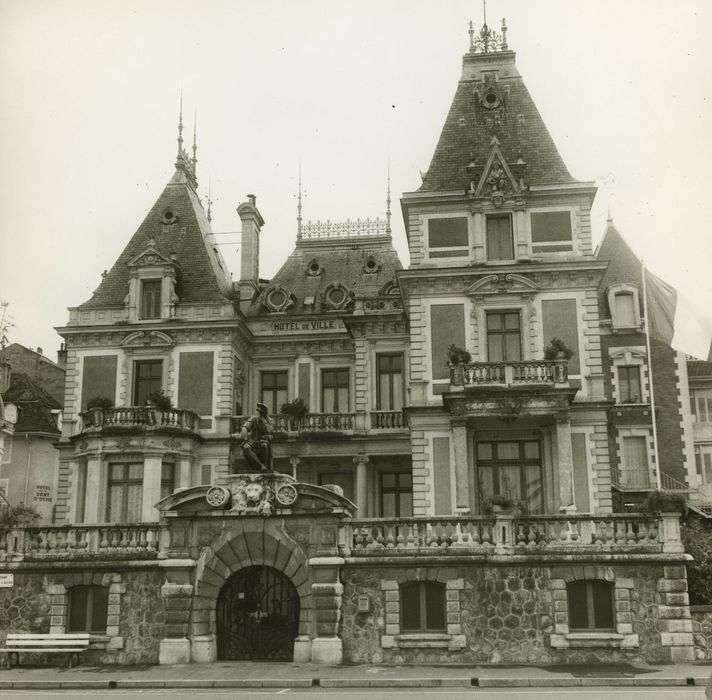 Hôtel de ville (ancien hôtel de la famille Lumière) : Façade nord, vue générale