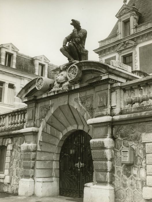 Hôtel de ville (ancien hôtel de la famille Lumière) : Portail d’accès nord, vue générale