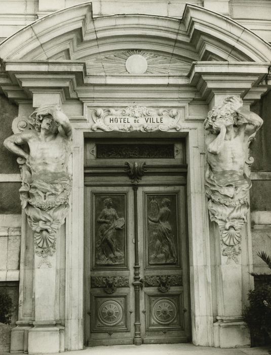 Hôtel de ville (ancien hôtel de la famille Lumière) : Porte d’accès est, vue générale