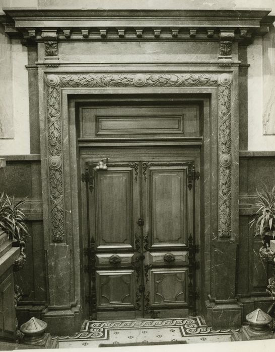 Hôtel de ville (ancien hôtel de la famille Lumière) : Porte d’accès est (revers), vue générale