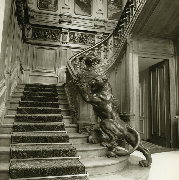 Hôtel de ville (ancien hôtel de la famille Lumière) : Escalier d’honneur, vue partielle