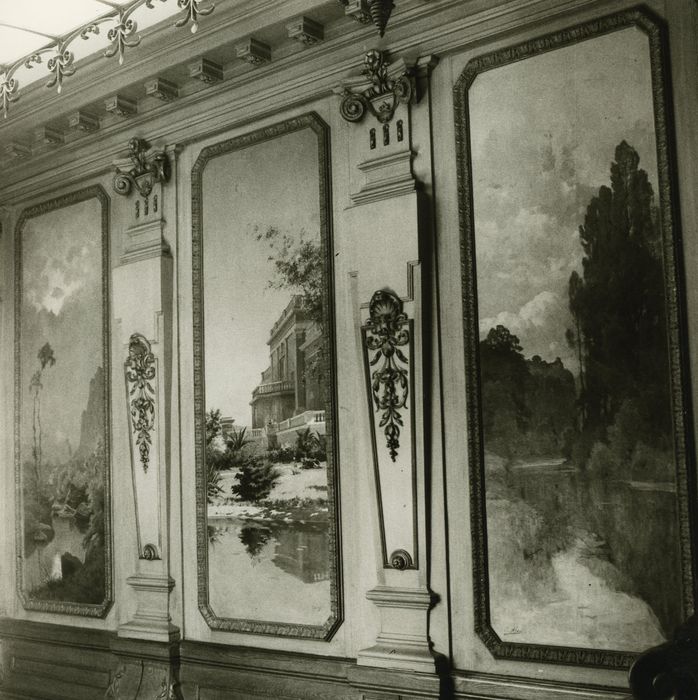 Hôtel de ville (ancien hôtel de la famille Lumière) : Cage d’escalier, vue partielle des décors peints