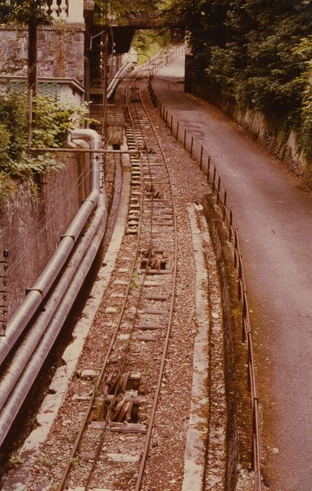 Funiculaire d'Evian-les-Bains à Neuvecelle : Ligne à proximité de la station du Splendide Hôtel, vue générale