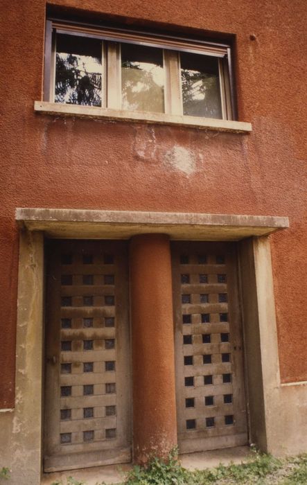 Maison de Monsieur Henri-Jacques Le Même : Façade nord-ouest, détail des portes d’accès au garage et à la buanderie