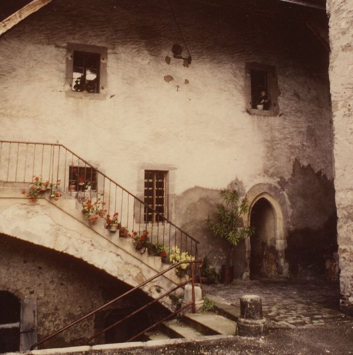 Prieuré (ancien) : Presbytère, façade ouest, vue partielle