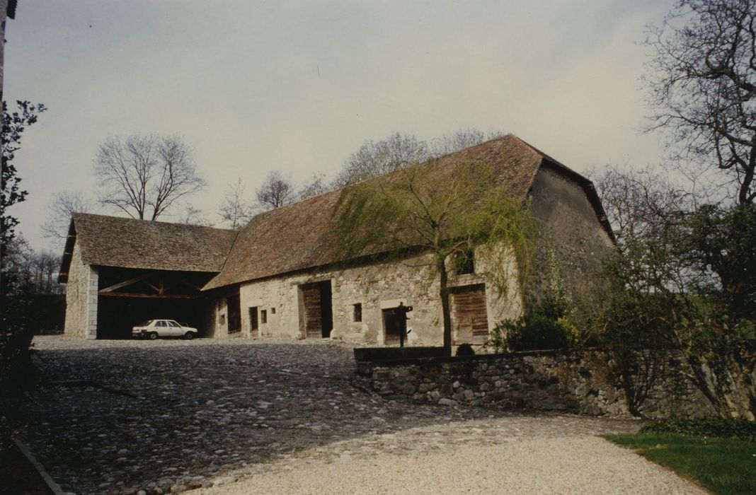 Château de Novéry : Communs, ensemble sud-ouest, vue générale