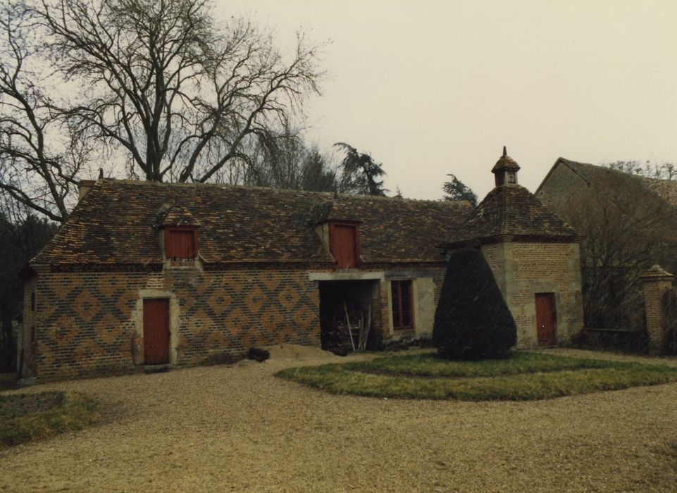 Château de Paray : Communs est, façade ouest, vue générale