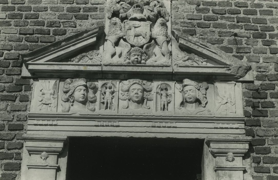 Château de Paray : Façade sud, porte d’accès, détail de l’entablement et du fronton