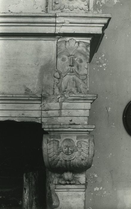 Château de Paray : Salle à manger, cheminée monumentale, détail