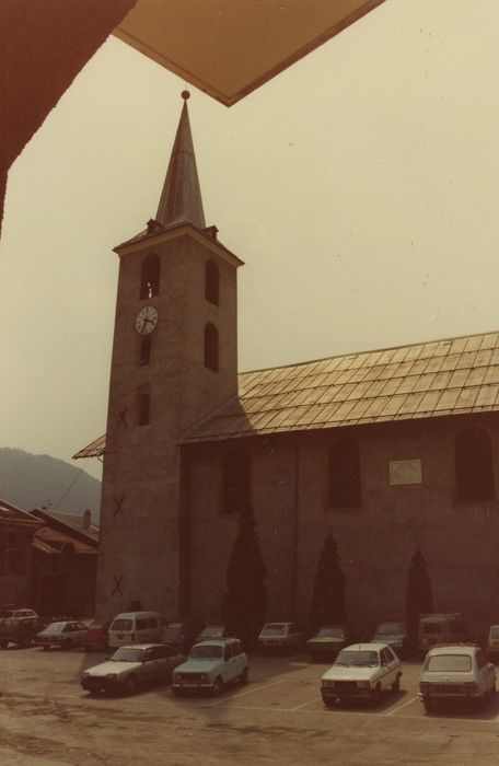 Eglise paroissiale : Façade latérale est, vue partielle