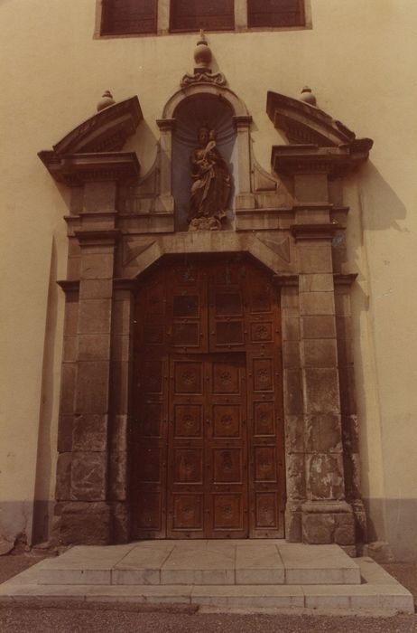 Eglise paroissiale : Façade sud, vue générale