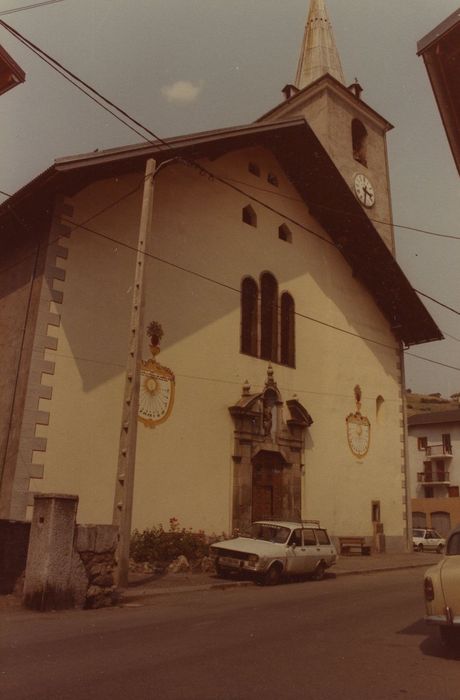 Eglise paroissiale : Portail occidental, vue générale