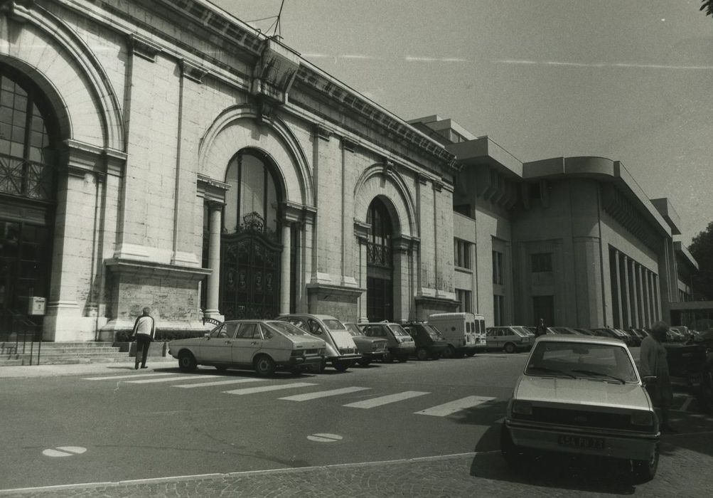 Thermes nationaux : Thermes de Pellegrini, façade ouest, vue générale