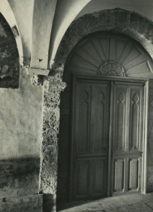 Eglise : Atrium, vantaux de porte, vue générale