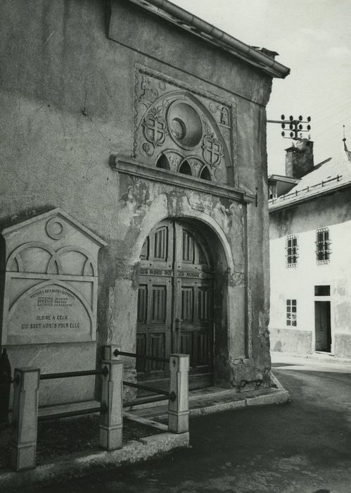 Eglise : Portailm d’accès nord, vue générale