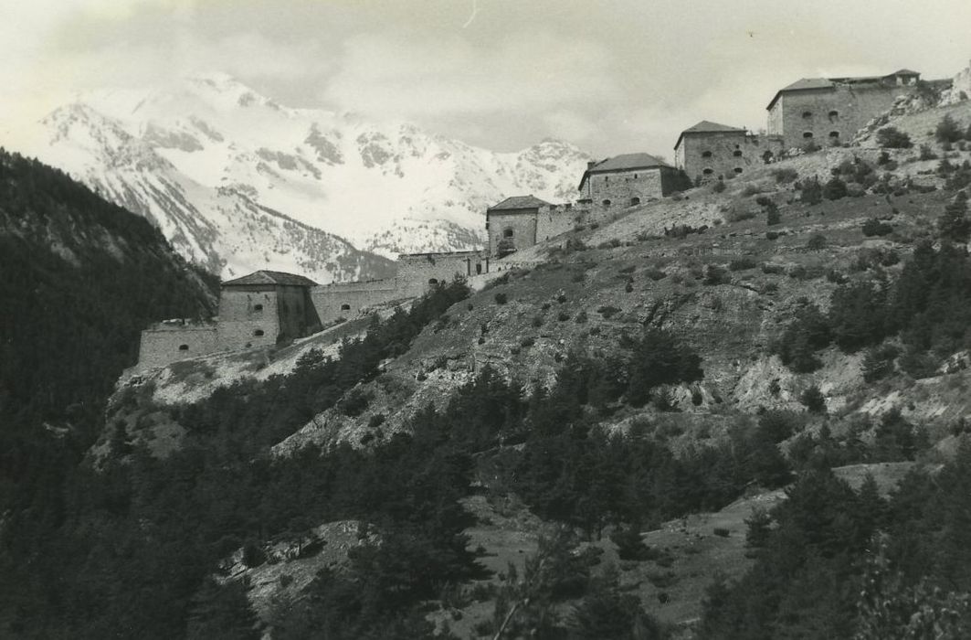 Forts de l'Esseillon : Fort Victor-Emmanuel : Vue générale des bâtiments dans leur environnement depuis l’Est