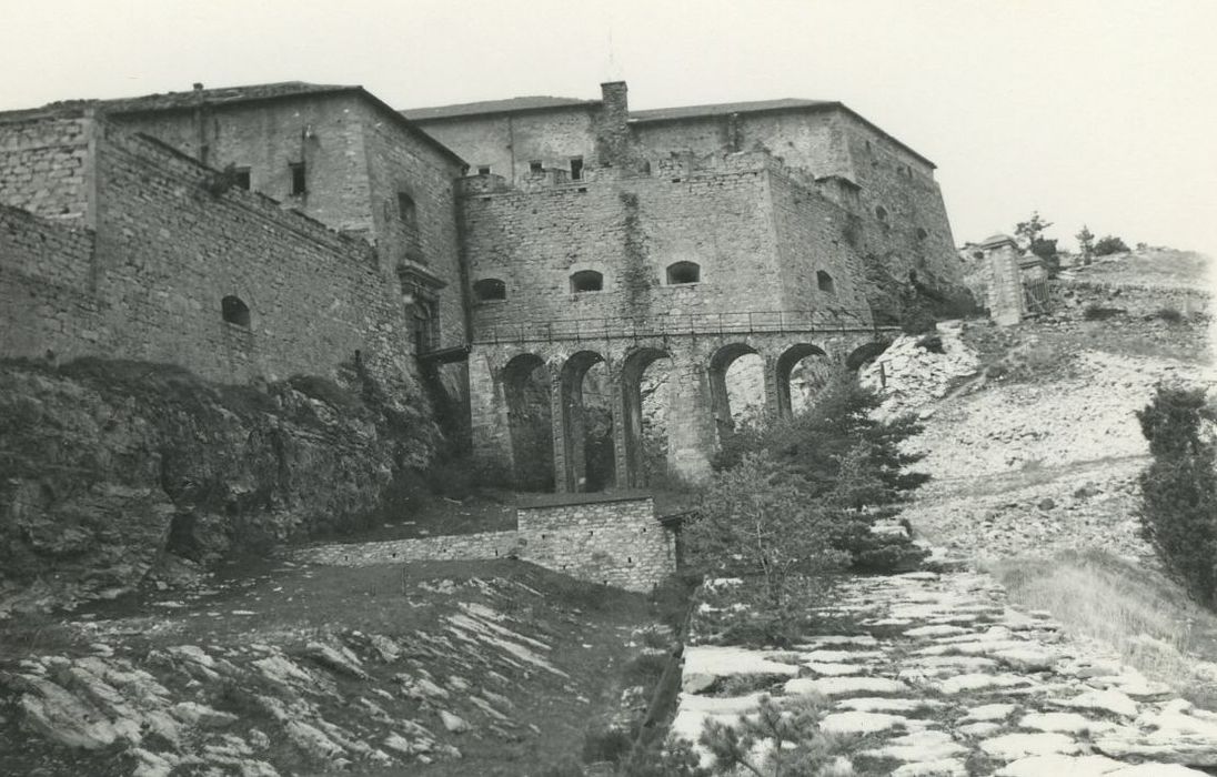 Forts de l'Esseillon : Fort Victor-Emmanuel : Pont d’accès est depuis le Sud, vue générale