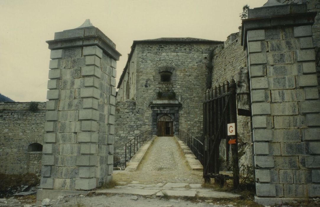 Forts de l'Esseillon : Fort Victor-Emmanuel : Portail d’accès est, vue générale