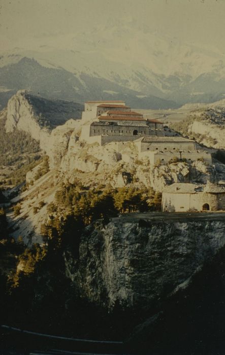 Forts de l'Esseillon : Fort Victor-Emmanuel : Portail d’accès est, vue générale des bâtiments depuis le Sud