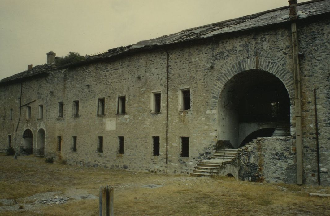 Forts de l'Esseillon : Fort Victor-Emmanuel : Bâtiment B, façade sud, vue partielle