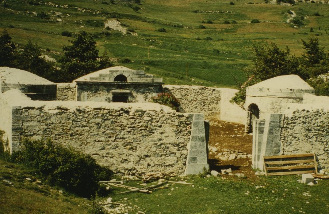 Forts de l'Esseillon : Fort Victor-Emmanuel : Cimetière, vue partielle