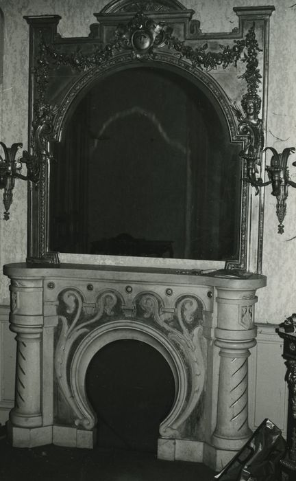 Château de la Roche du Roi : Chambre, détail d’une cheminée