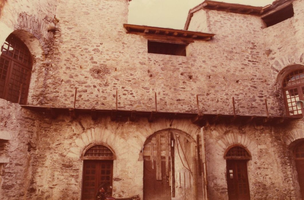 Forts de l'Esseillon : Fort Marie-Christine : Cour intérieure, façade nord, vue générale