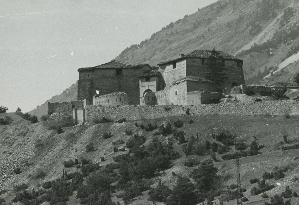 Forts de l'Esseillon : Fort Marie-Christine : Vue générale du fort dans son environnement depuis le Sud-Est