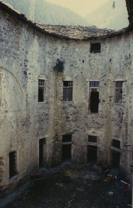 Forts de l'Esseillon : Redoute Marie-Thérèse : Cour, vue partielle