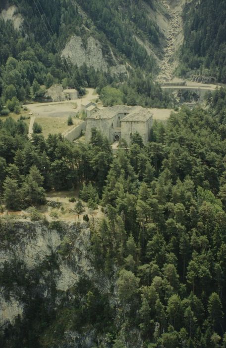 Forts de l'Esseillon : Redoute Marie-Thérèse : Vue générale du fort dans son environnement depuis le Nord