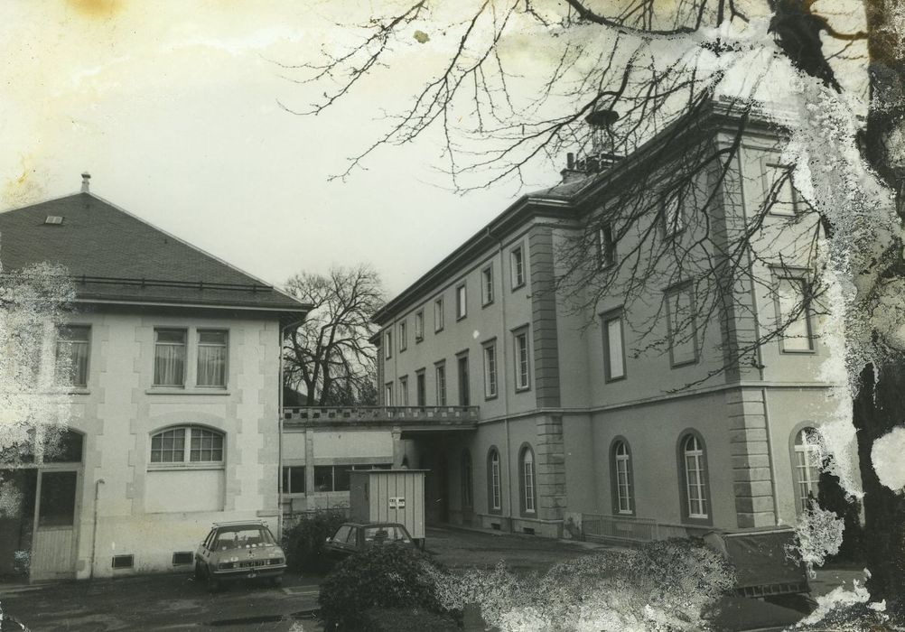 Centre hospitalier specialisé : Bâtiment central, façade nord, vue partielle