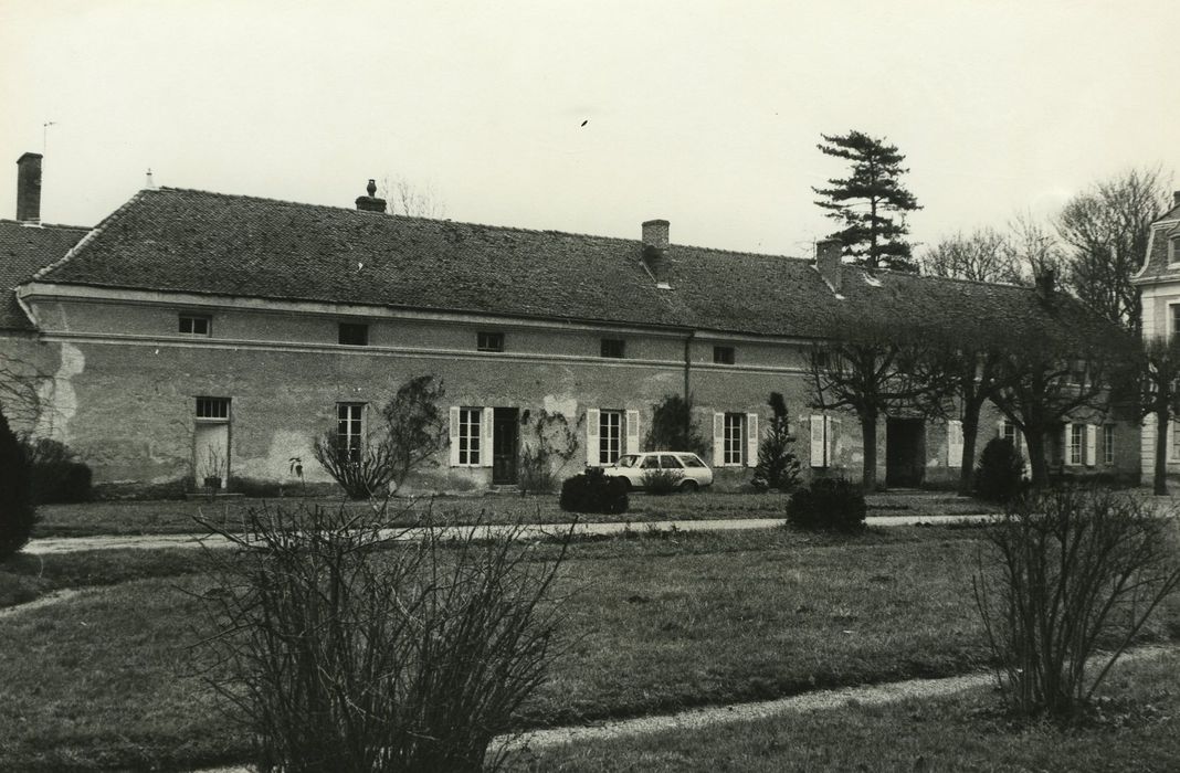 Château : Communs nord, façade sud, vue générale