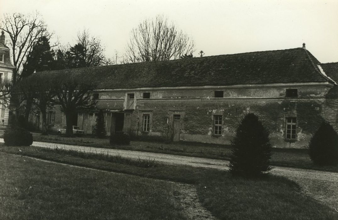 Château : Communs sud, façade nord, vue générale