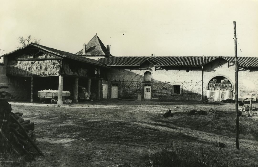 Château : Bâtiments de ferme, ensemble sud, vue partielle