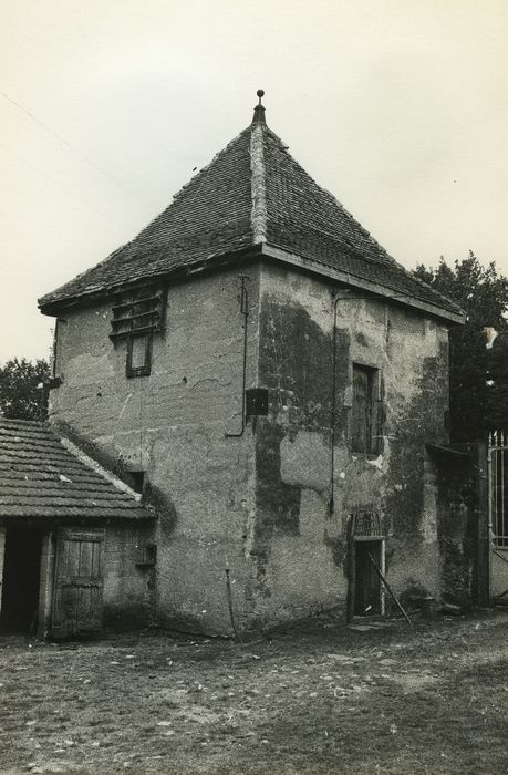 Château : Pigeonnier, façades nord et est, vue générale