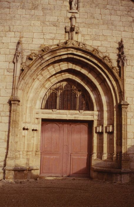 Eglise paroissiale Saint-Cyr : Portail occidental, vue générale