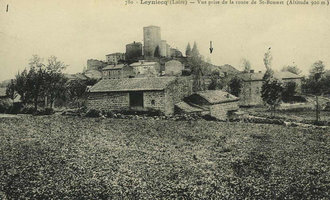 Eglise de Leignecq : Vue générale de l’église dans son environnement depuis le Nord