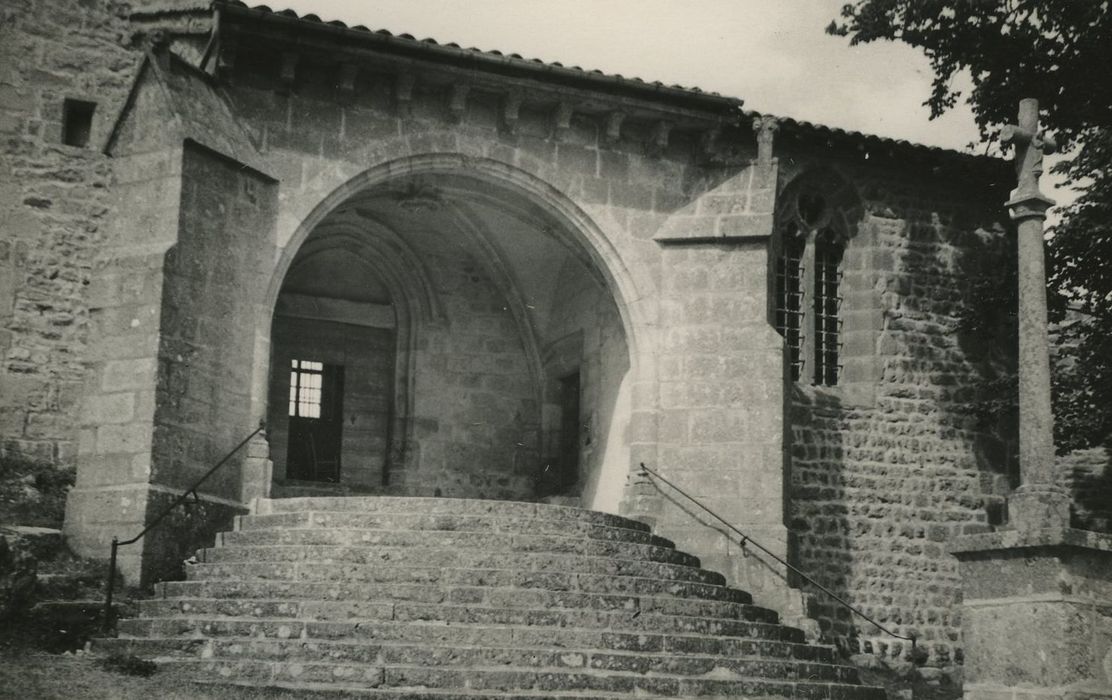 Eglise paroissiale : Façade latérale sud, vue partielle