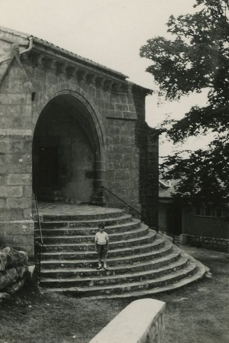 Eglise paroissiale : Porche d’accès sur, vue générale