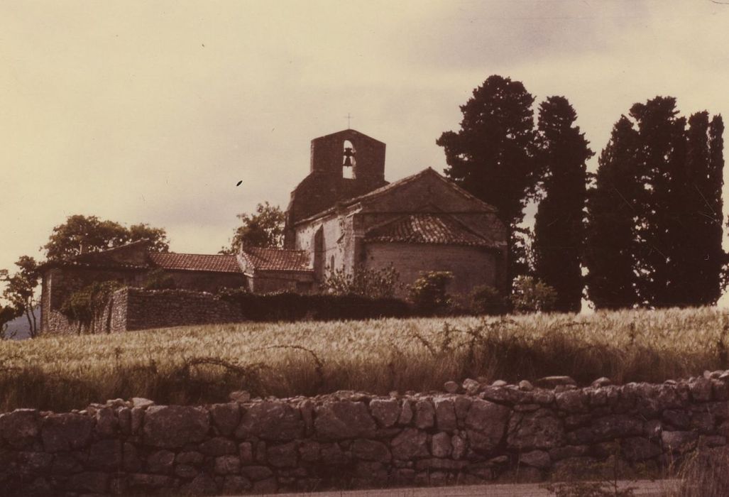 Eglise Saint-André : Vue générale de l’église dans son environnement depuis le Sud-Est