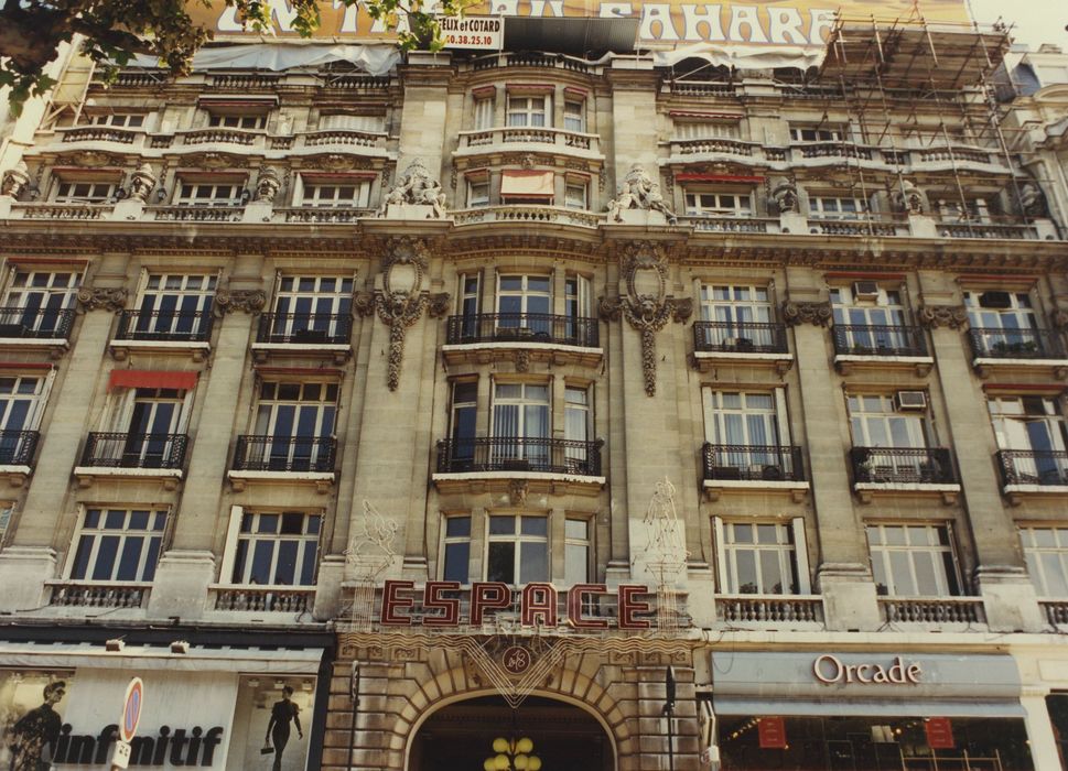 Immeuble : Façade sur rue, vue générale