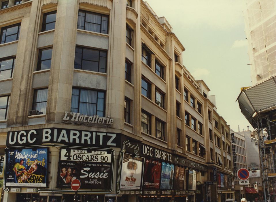 Immeuble : Façade sur la rue Quentin-Bauchart, vue générale