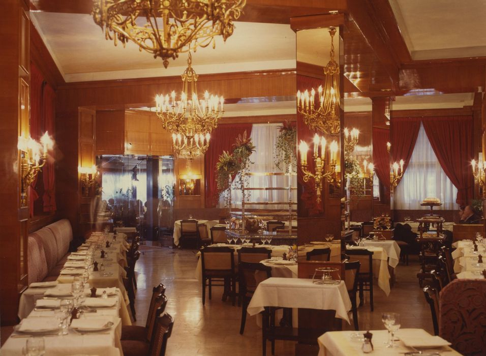 Brasserie restaurant Le Fouquet's : Salle du restaurant au rez-de-chaussée, vue générale