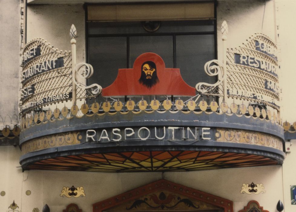 Immeuble, Cabaret-restaurant le Raspoutine : Devanture, détail de la marquise