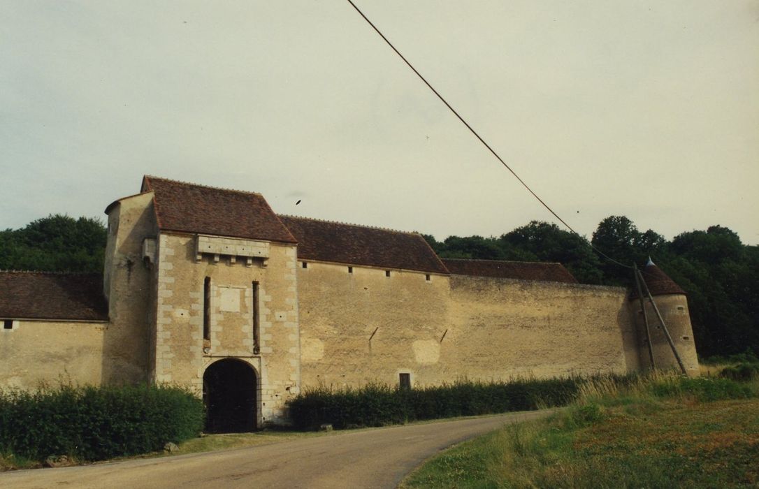 Château de Faulin : Poterne d’entrée et mur de courtine, ensemble ouest, vue générale