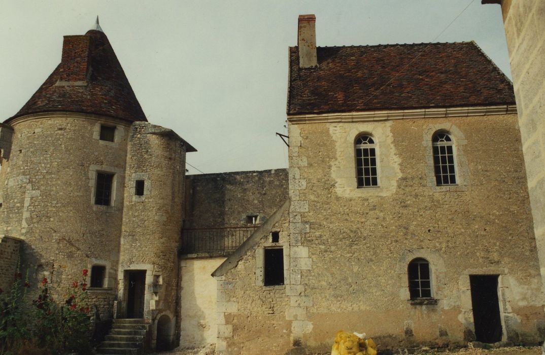 Château de Faulin : Tour d’enceinte nord et bâtiement de la boulangerie, ensemble sud-ouest, vue générale