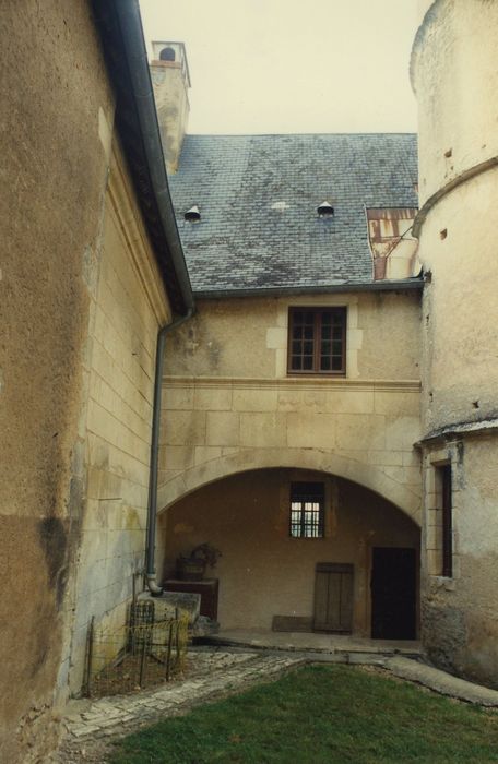 Château de Faulin : Bâtiment permettant le passage entre la tour sud-est et le chemin de ronde de l’enceinte fortifiée, vue générale